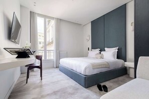 Iron/ironing board, WiFi, bed sheets - A Gorgeous 2-BR/2Ba w/ Services - Champs Elysées (Paris)