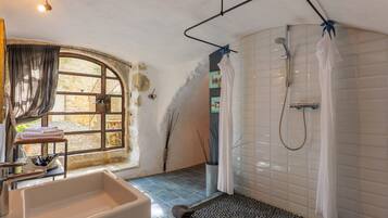 Shower, hair dryer, towels