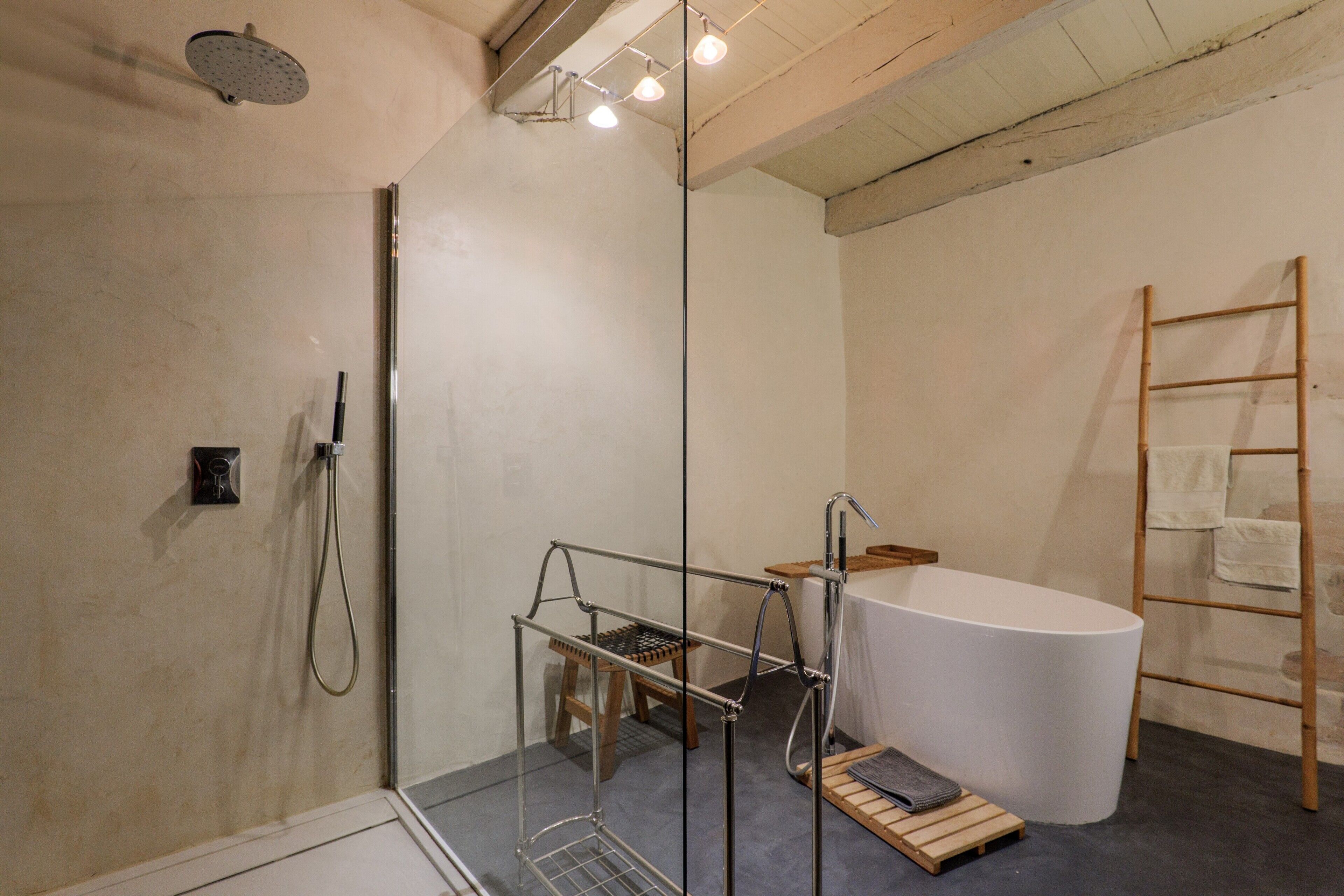 Douche, sèche-cheveux, serviettes fournies