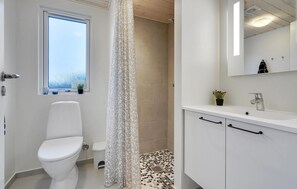 Shower, hair dryer - Beautiful home in Væggerløse with sauna (Væggerløse)