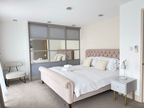 3 habitaciones, tabla de planchar con plancha, internet y ropa de cama 