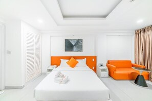 Kamar Double Deluks, balkon, pemandangan kota | Brankas, kedap suara, setrika/meja setrika, dan Wi-Fi gratis