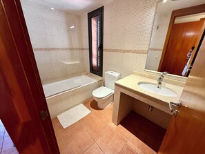 Sèche-cheveux, bidet, serviettes fournies, savon