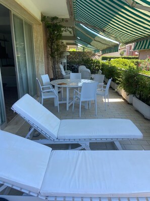 Outdoor dining - Beachfront Terraced House (Cinquale)