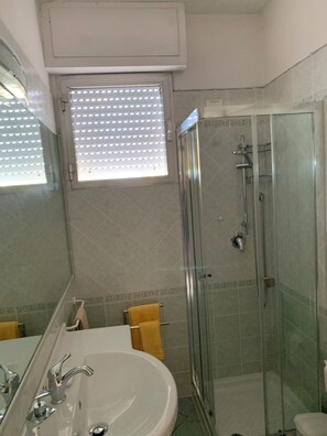 Douche, sèche-cheveux, bidet, serviettes fournies