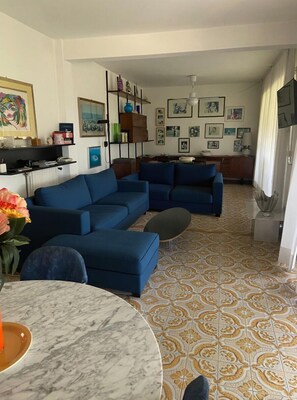 Smart TV - Beachfront Terraced House (Cinquale)