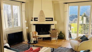Ein Wohnzimmer mit Kamin, Fernseher und Sofa.