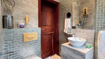 Combined shower/tub, hair dryer, towels, soap