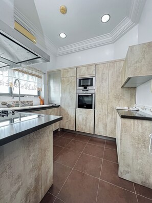 Deluxe Apartment, Balcony, City View | Private kitchen | Full-size fridge, microwave, oven, stovetop - MB PRESTIGE LIVING (Cotonou)