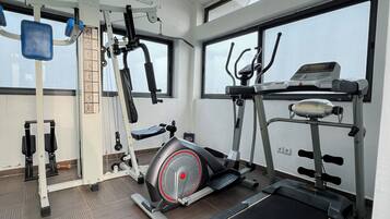 Apartamento Deluxe, balcón | Sala de fitness