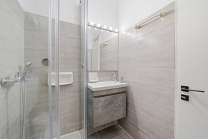 Shower, hair dryer, towels - Apartment 'One-Bedroom' with Mountain View, Wi-Fi and Air Conditioning (Paleokastritsa)