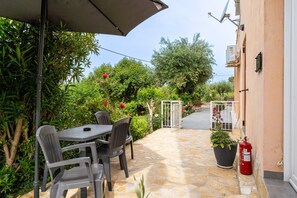 Outdoor dining - Apartment 'One-Bedroom' with Mountain View, Wi-Fi and Air Conditioning (Paleokastritsa)