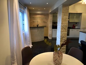 Dining - Apartment 'Superior' with Mountain View, Wi-Fi and Air Conditioning (Paleokastritsa)