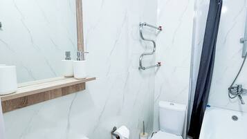 Baignoire, articles de toilette gratuits, sĂšche-cheveux