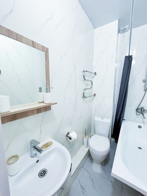 Bồn tắm, đồ dùng nhà tắm miễn phí, máy sấy tóc, khăn tắm 