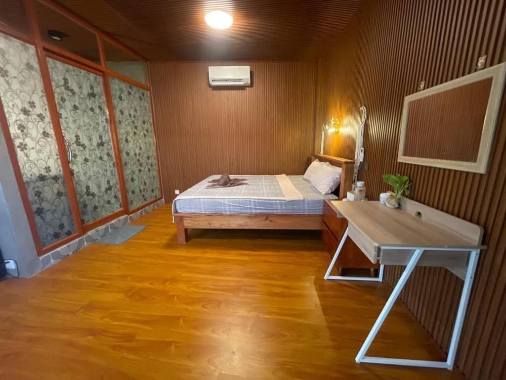 Habitación Deluxe doble, balcón, vistas al patio | Espacio para trabajar con un portátil y wifi gratis