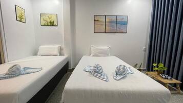 Standaard kamer, 1 twee- of 2 eenpersoonsbedden, balkon, uitzicht op de binnenplaats | Een laptopwerkplek, gratis wifi