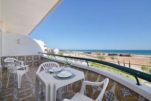 Outdoor dining - 'Varanda do Mar' Apartment with Sea View, Wi-Fi, and Air Conditioning (Monte Gordo)