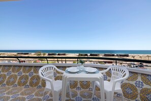 Outdoor dining - 'Varanda do Mar' Apartment with Sea View, Wi-Fi, and Air Conditioning (Monte Gordo)