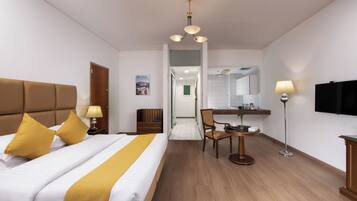 Estudio, 1 cama de matrimonio grande, balcón, vistas al jardín | Escritorio, espacio para trabajar con un portátil, wifi gratis