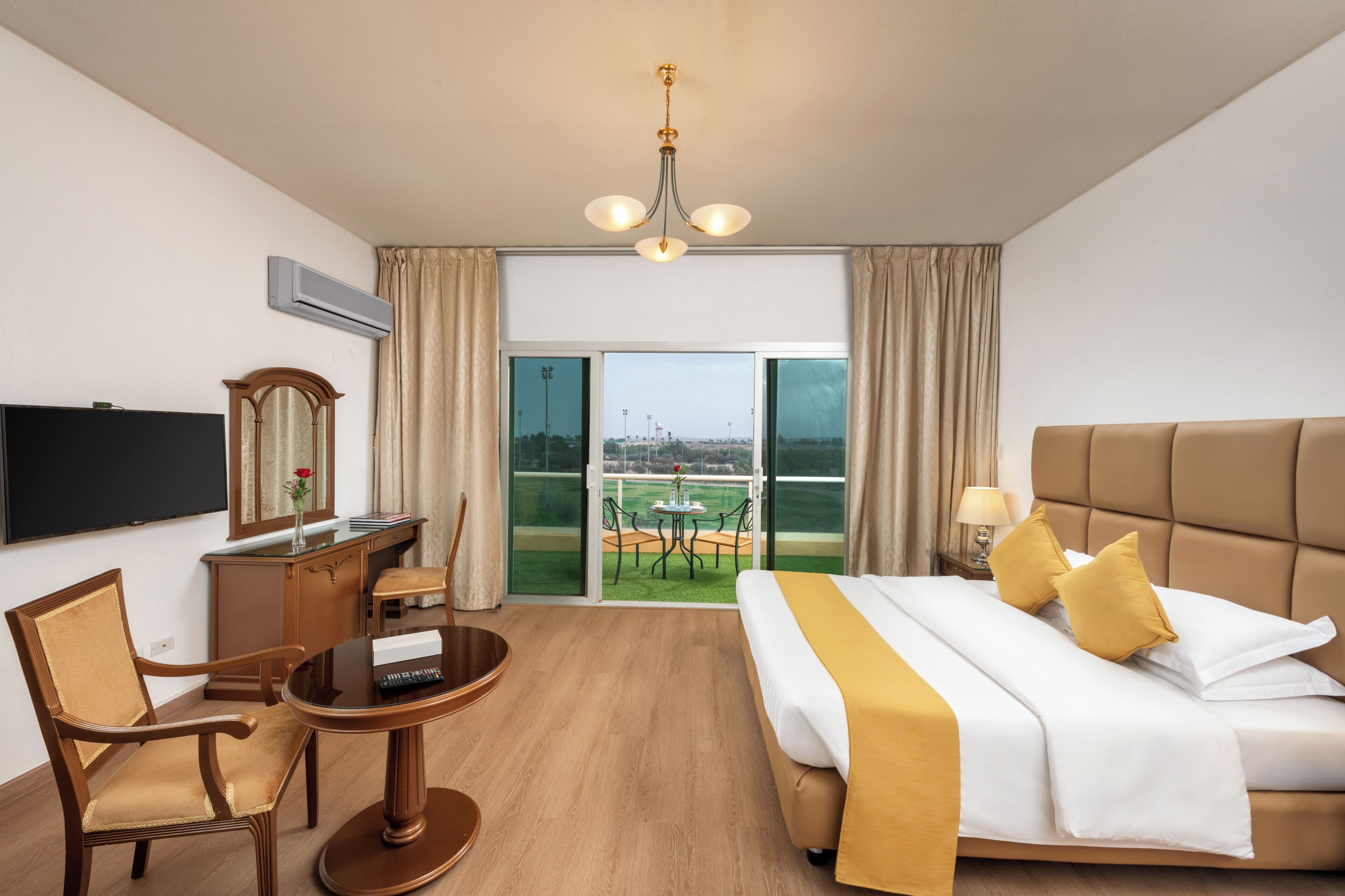 Estudio, 1 cama de matrimonio grande, balcón, vistas al jardín | Escritorio, espacio para trabajar con un portátil, wifi gratis