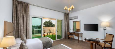 Habitación con 2 camas individuales, balcón, vista al jardín | Escritorio, espacio para trabajar con laptop y wifi gratis