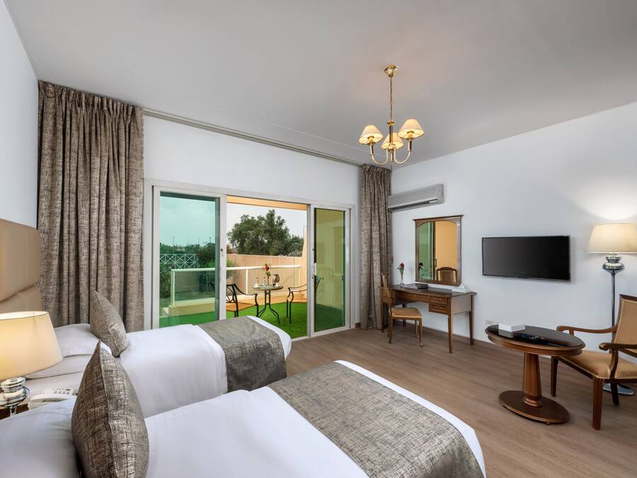 Habitación con 2 camas individuales, balcón, vistas al jardín | Escritorio, espacio para trabajar con un portátil, wifi gratis