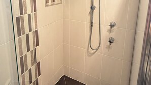 シャワー、ヘアドライヤー、タオル、石鹸