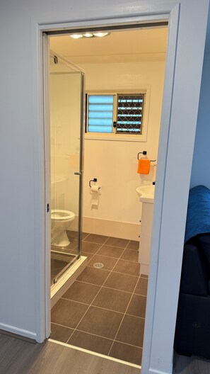 Doccia, asciugacapelli, asciugamani, sapone