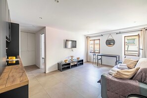 Apartment | Living area - A/C Flat 1bdr/4p in the Heart of Cannes - Old Port (Cannes)