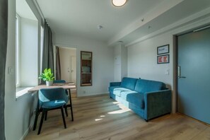 Habitación doble superior de uso individual, balcón, vista a la ciudad | Área de sala de estar