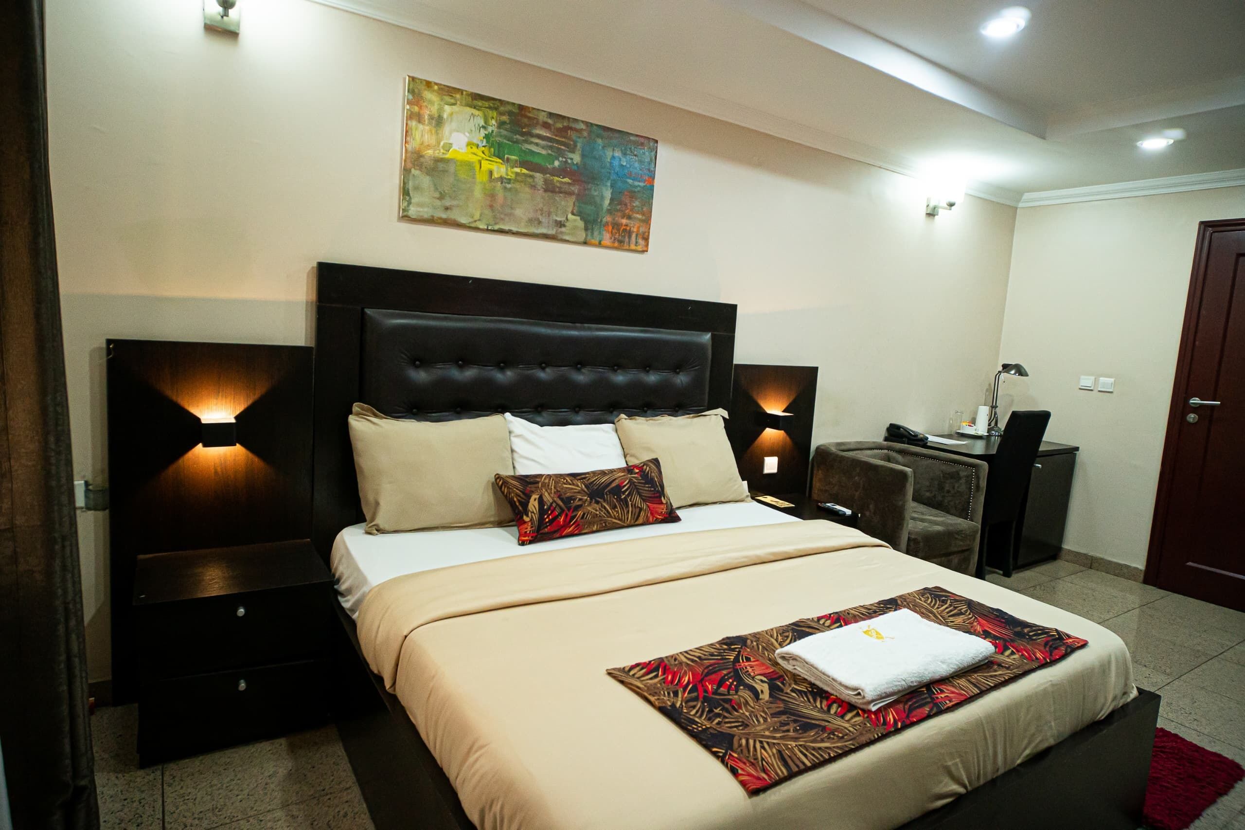 Superior suite, kitchenette, uitzicht op stad | Een bureau, een laptopwerkplek, gratis wifi