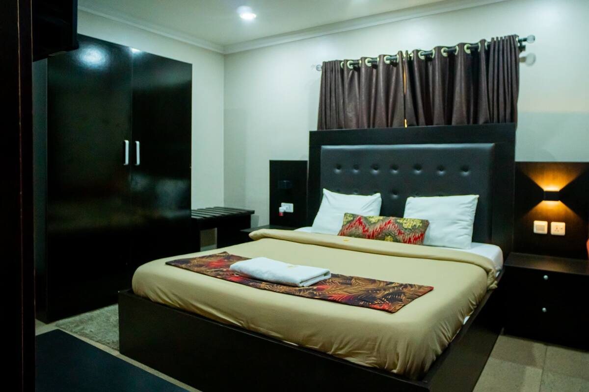 Classic Room | Desk, laptop workspace, free WiFi