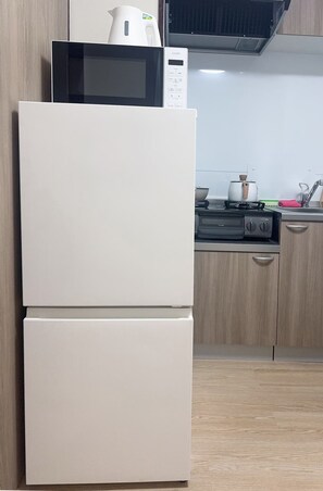 Fridge, microwave, stovetop, cookware/dishes/utensils - Samty Ogimachi (Osaka  Kita Ward)