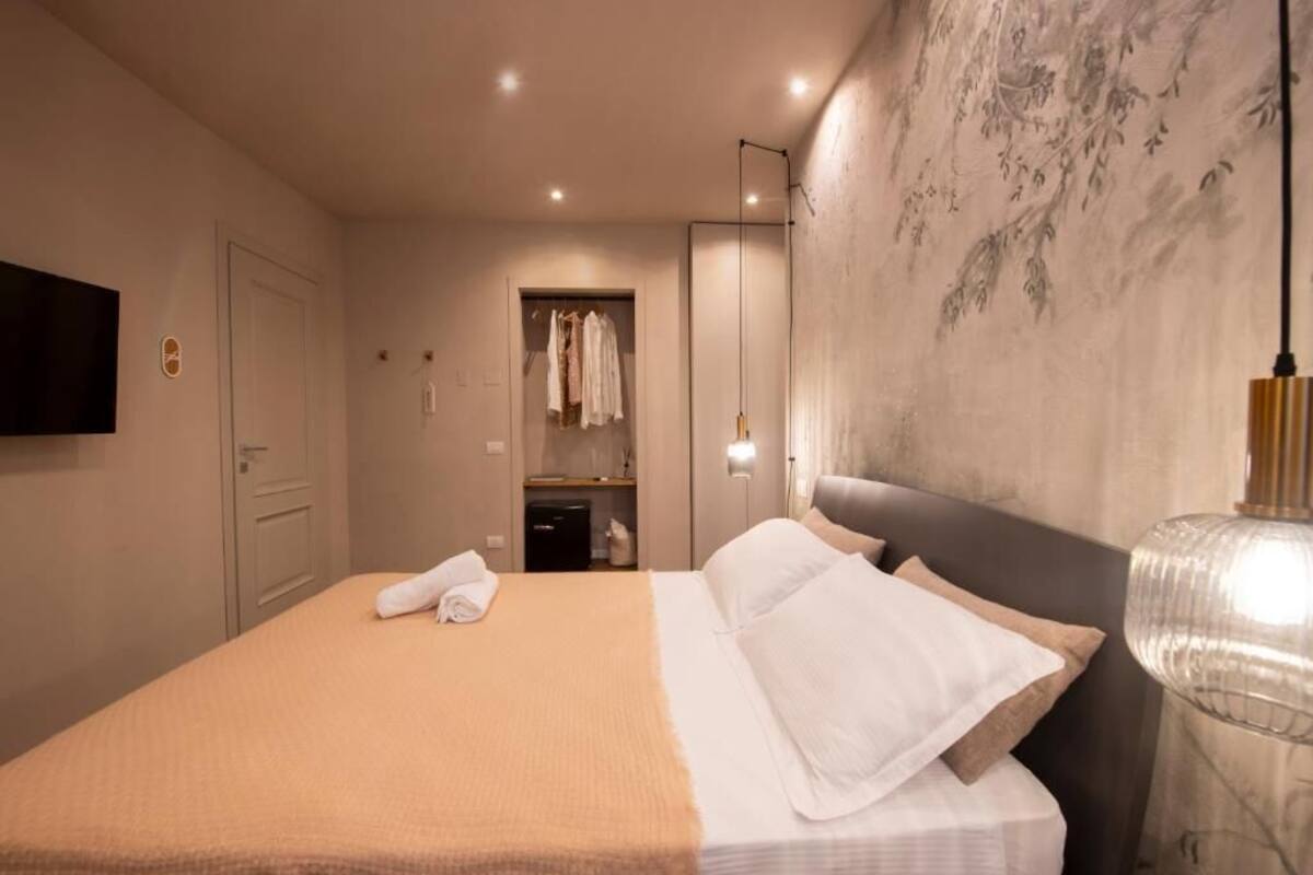 Junior-Vierbettzimmer | Schreibtisch, laptopgeeigneter Arbeitsplatz, Verdunkelungsvorhänge