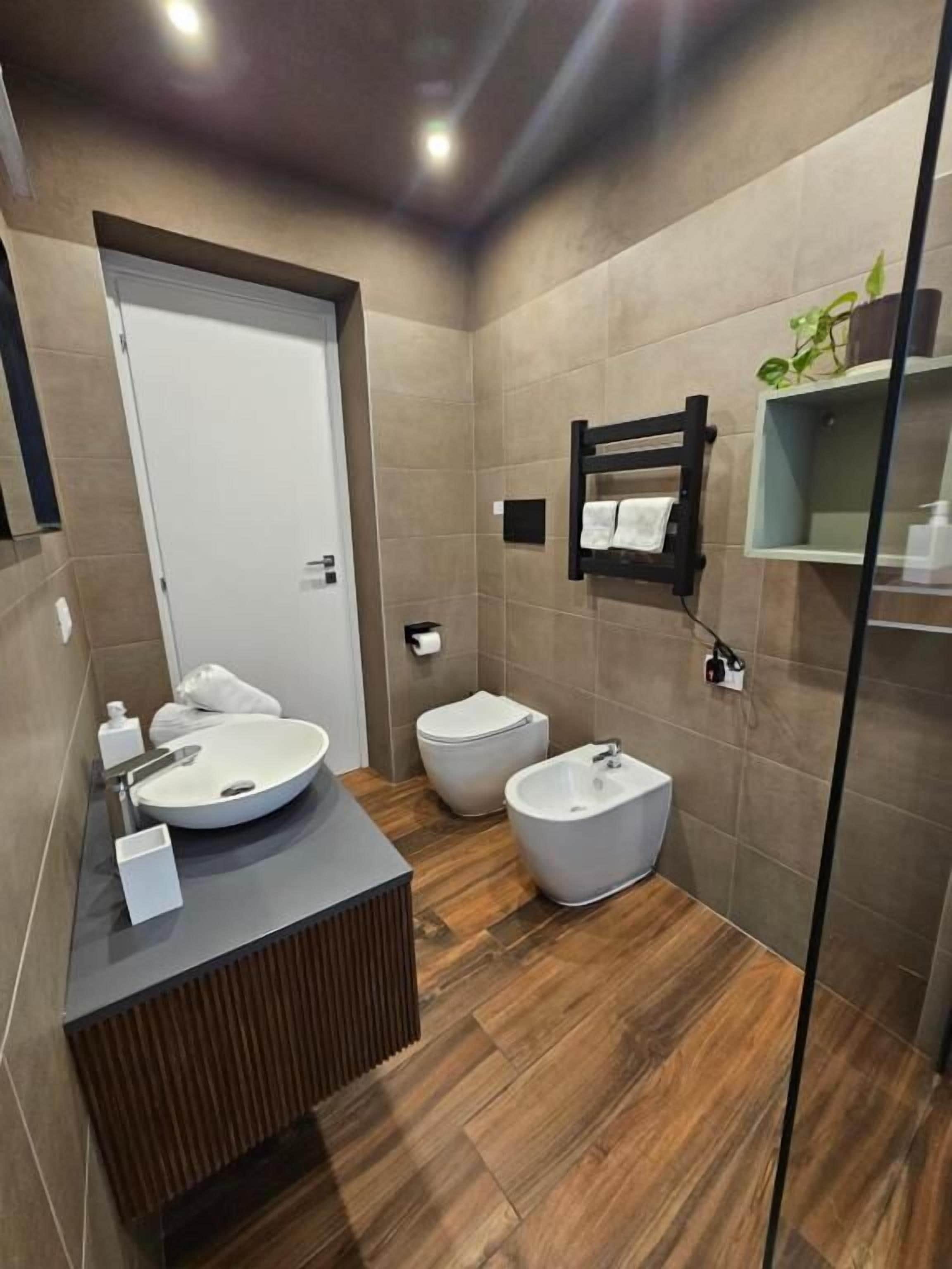 Junior-Vierbettzimmer | Badezimmer | Dusche, kostenlose Toilettenartikel, Haartrockner, Handtücher