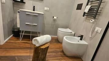 Chambre Double Junior, 1 grand lit, vue cour intérieure | Salle de bain | Douche, articles de toilette gratuits, sèche-cheveux