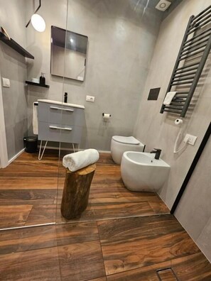Chambre Double Junior, 1 grand lit, vue cour intérieure | Salle de bain | Douche, articles de toilette gratuits, sèche-cheveux