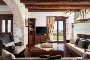 Villa Prestigio, alberca privada | Área de sala de estar | Smart TV de 40 pulgadas con canales por cable 