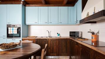 Villa Deluxe, piscina privata | Cucina privata | Frigorifero con congelatore, microonde, forno, piano cottura