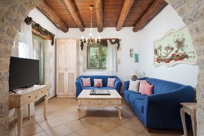 Villa de lujo, alberca privada | Área de sala de estar | Smart TV de 40 pulgadas con canales por cable 