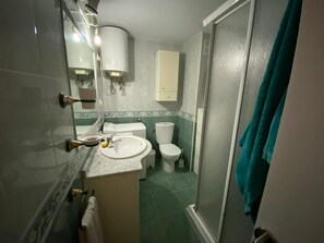 Shower, hair dryer, towels - Ref: 221. 2 bedroom apartment in Fuengirola, next to the beach. Great location. (Fuengirola)