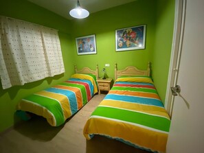 2 bedrooms, iron/ironing board, free WiFi, bed sheets - Ref: 221. 2 bedroom apartment in Fuengirola, next to the beach. Great location. (Fuengirola)