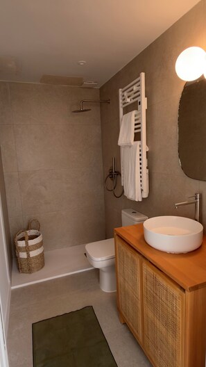Douche, sèche-cheveux, serviettes fournies