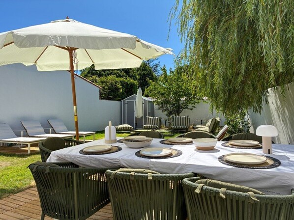 Outdoor dining - Maison Vicoli, completely new & renovated, Les Portes en Ré, Île de Ré! (Les Portes-en-Ré)