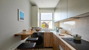 Coffee/tea maker, fridge, microwave, oven