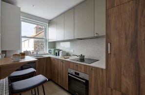 Fridge, microwave, oven, stovetop - Coastal Calm - Quiet 1-Bedroom Flat by the Beach (Broadstairs)