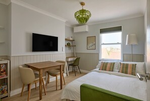 1 slaapkamer, een bureau, een strijkplank/strijkijzer, gratis wifi