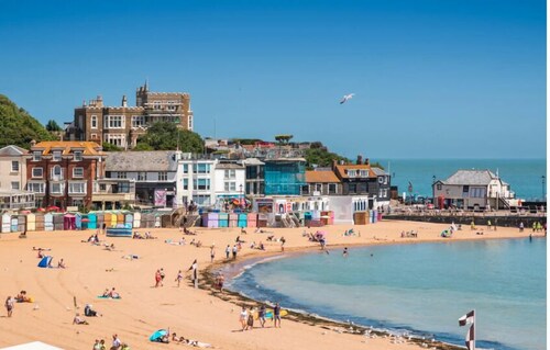 Coastal Calm - Quiet 1-Bedroom Flat by the Beach