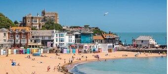 Coastal Calm - Quiet 1-Bedroom Flat by the Beach